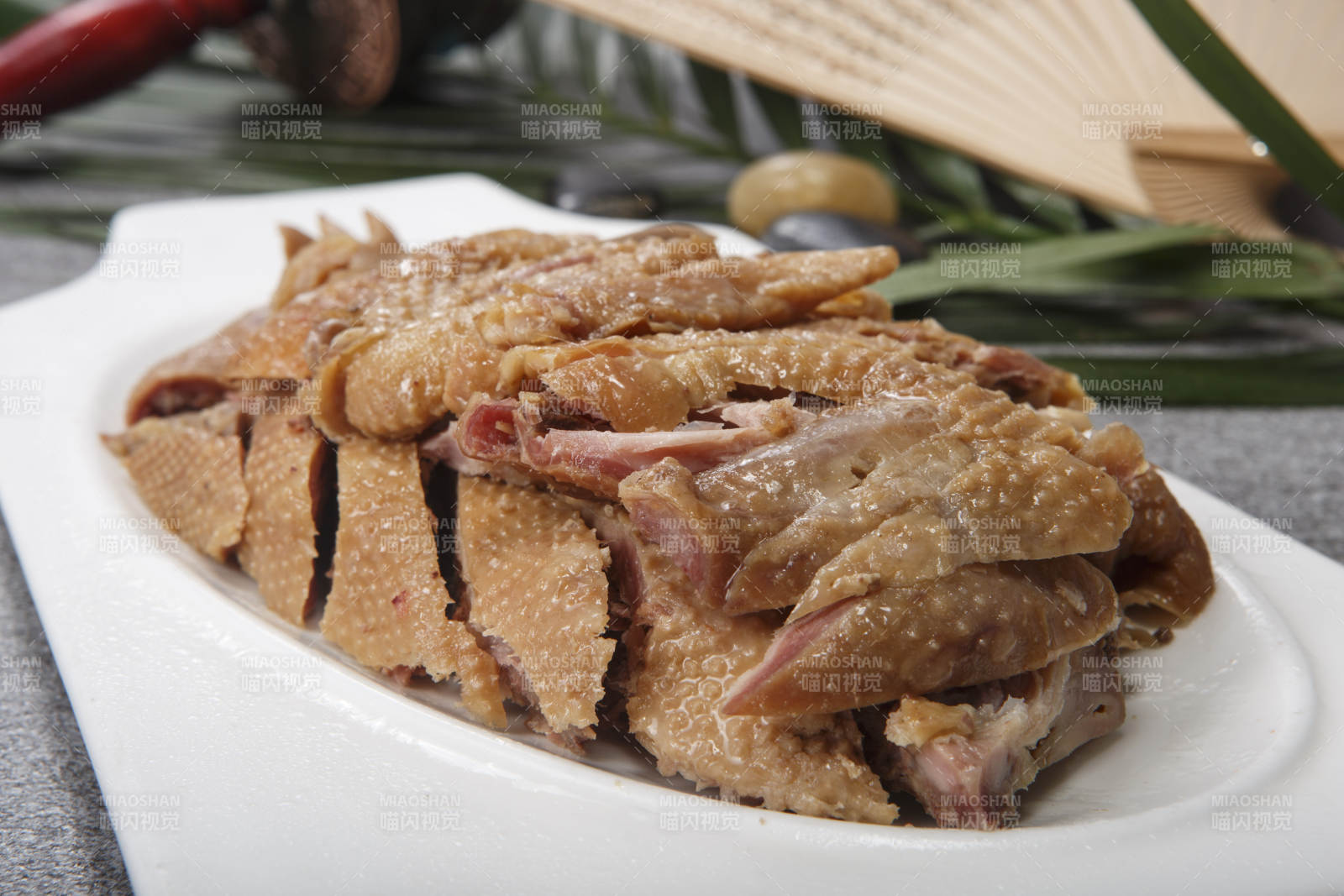白色瓷盘装的盐水鸡