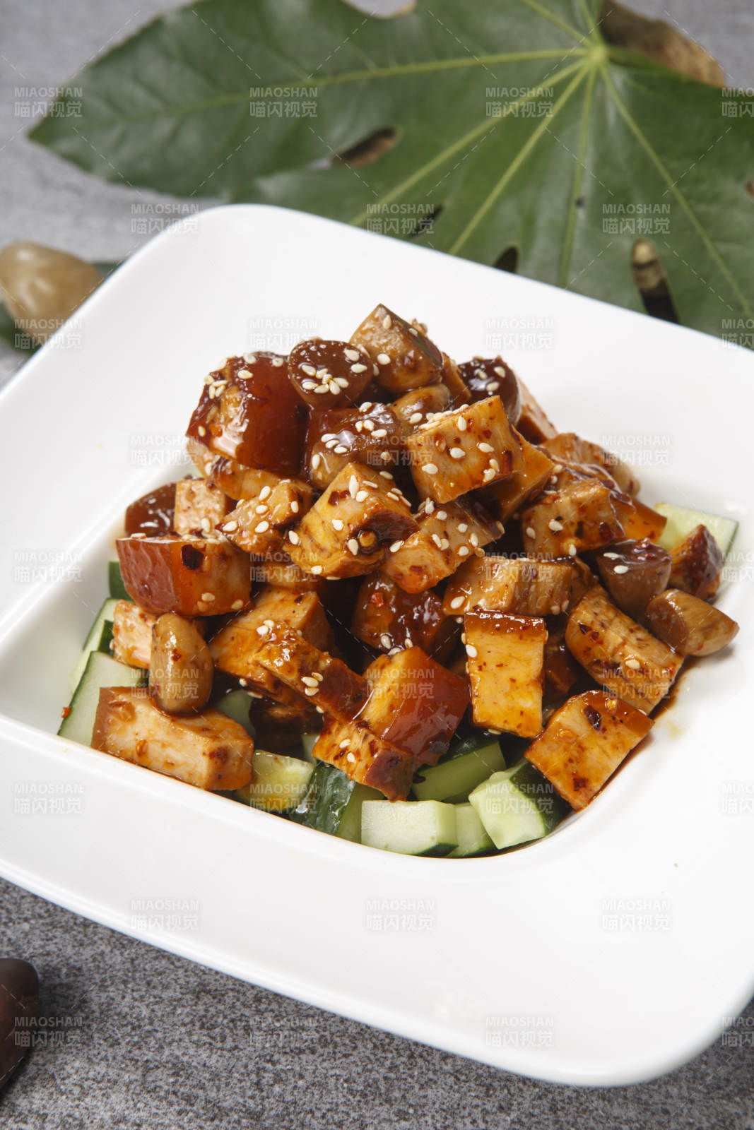 白色瓷盤裝的醬香豬方肉-攝影圖
