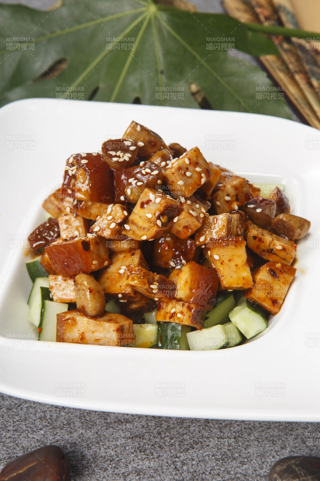 白色瓷盤裝的醬香豬方肉-攝影圖