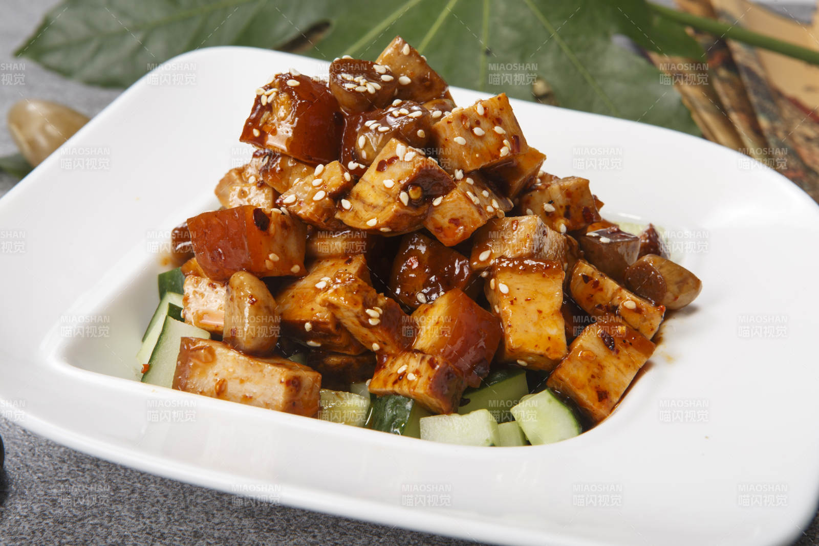 白色瓷盤裝的醬香豬方肉-攝影圖