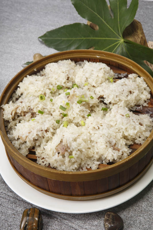 竹籠屜裝的糯米蒸排骨