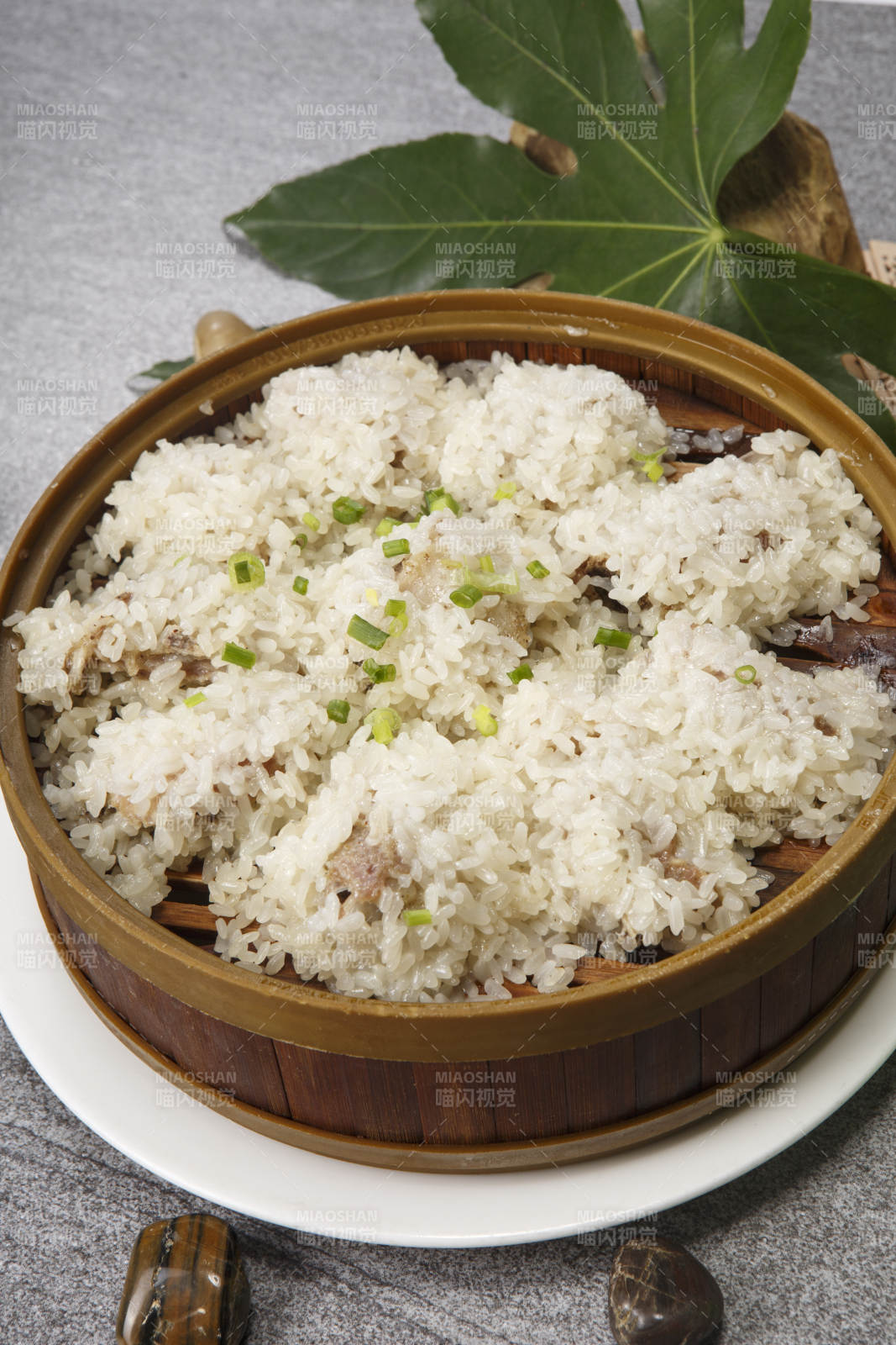 竹籠屜裝的糯米蒸排骨