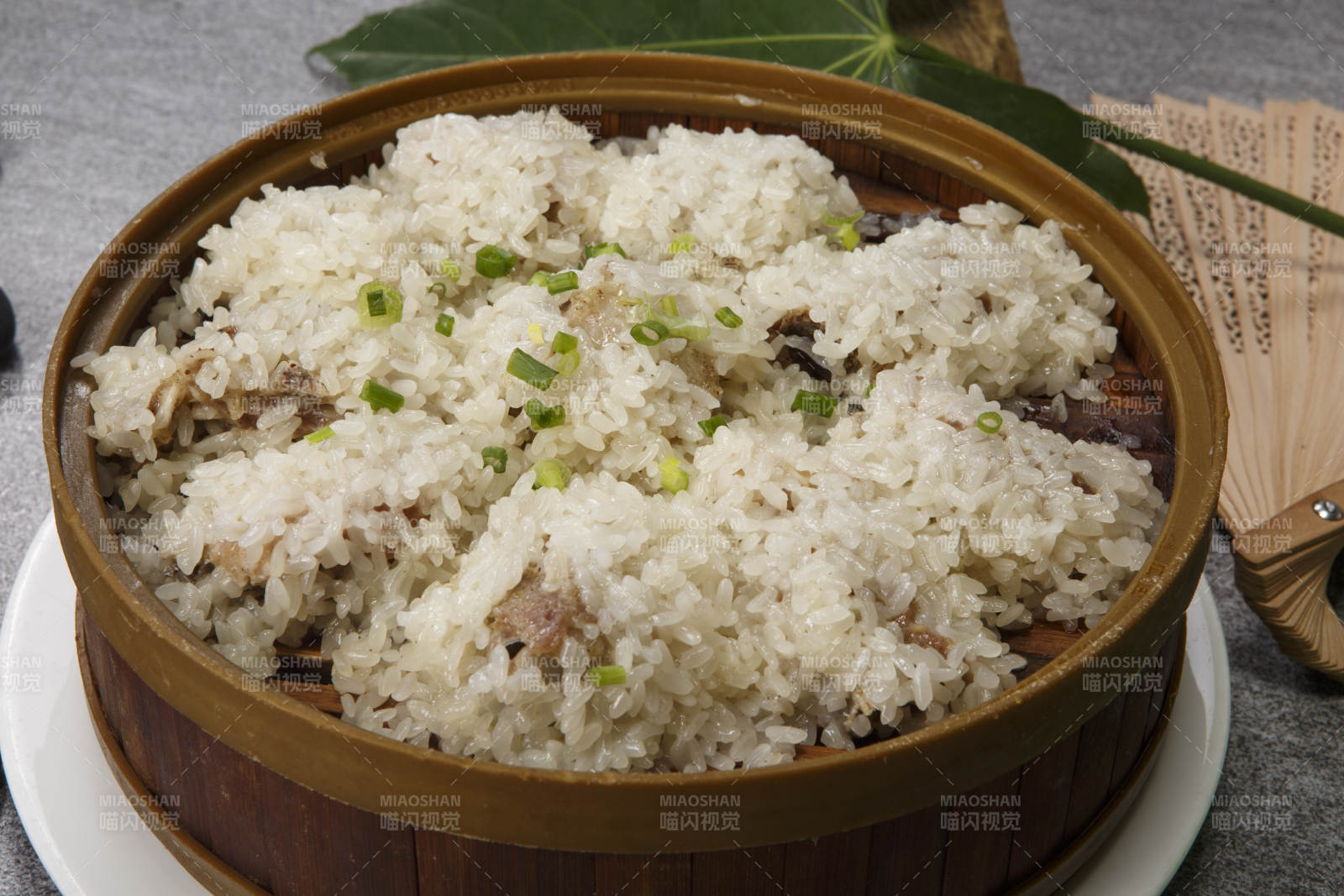 竹籠屜裝的糯米蒸排骨