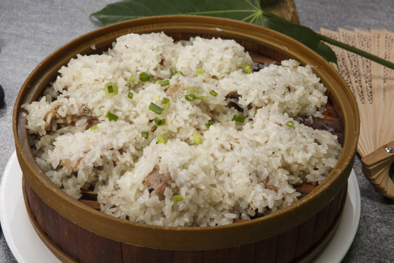 竹籠屜裝的糯米蒸排骨