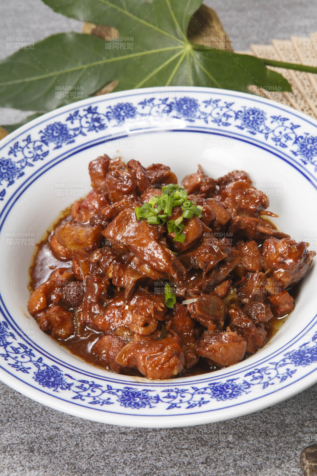 青花瓷盘装的红烧土鸡块