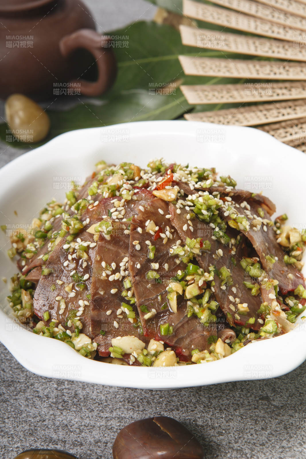 白色瓷盘装的蒜香牛舌