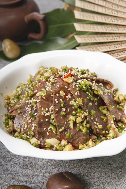 白色瓷盤(pán)裝的蒜香牛舌