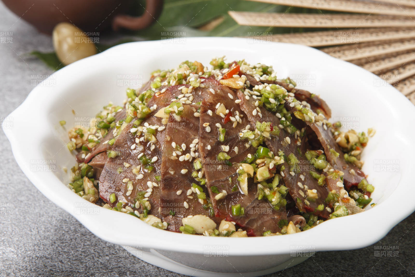 白色瓷盘装的蒜香牛舌