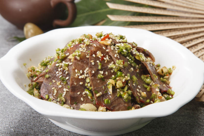 白色瓷盘装的蒜香牛舌