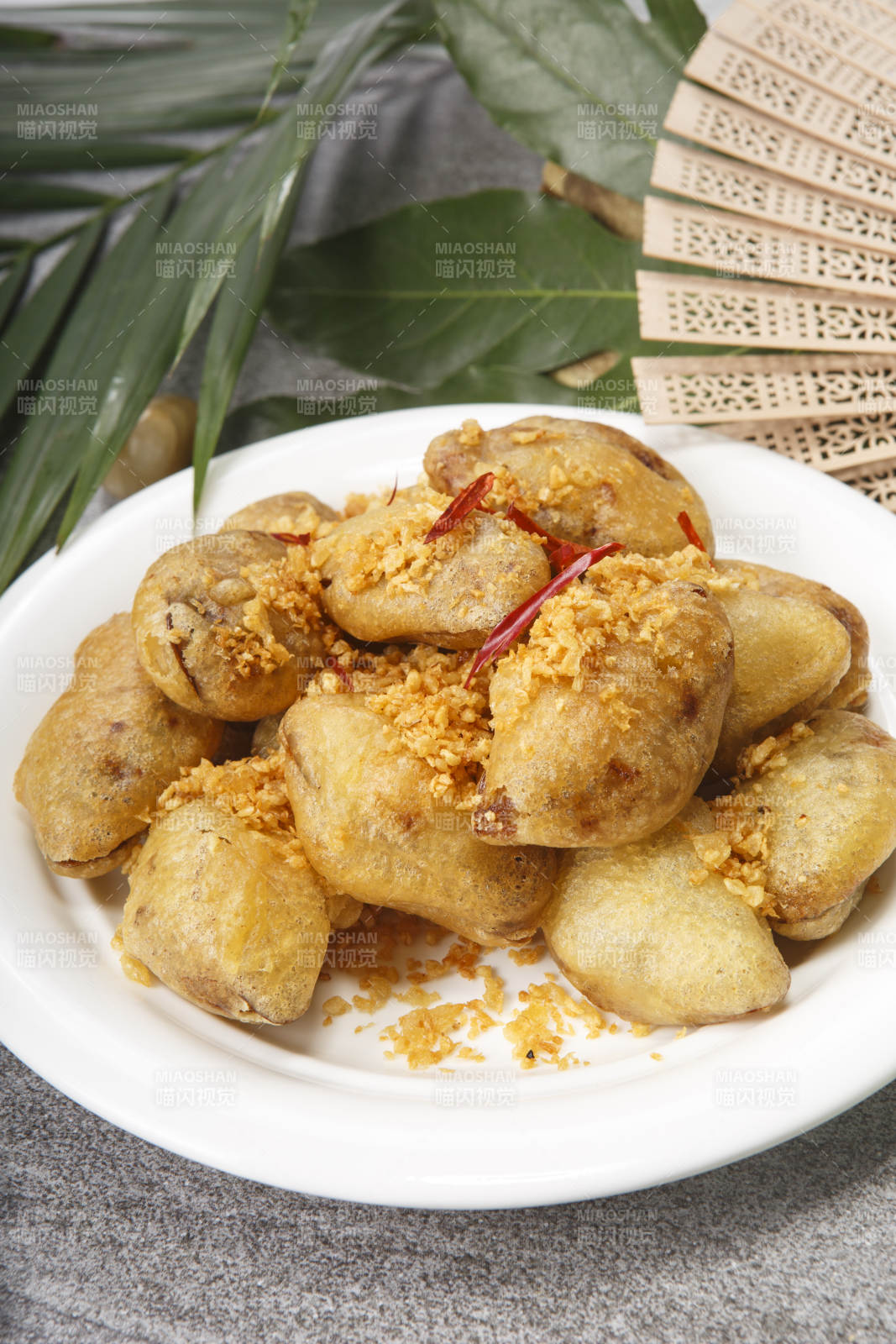 白色圓盤裝的香炸茄盒