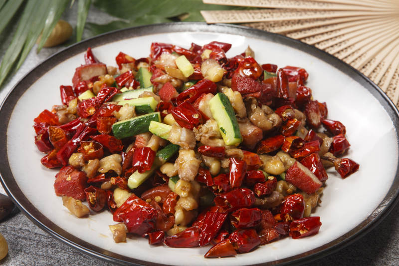 白色圆瓷盘装的辣子兔丁