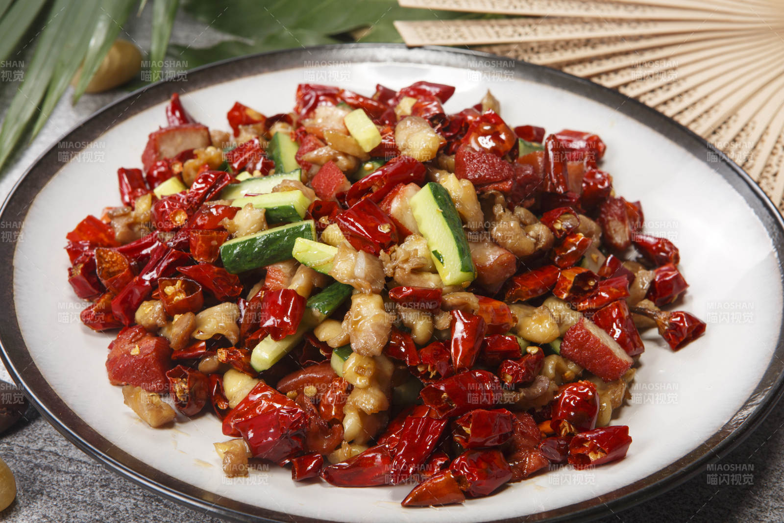 白色圆瓷盘装的辣子兔丁