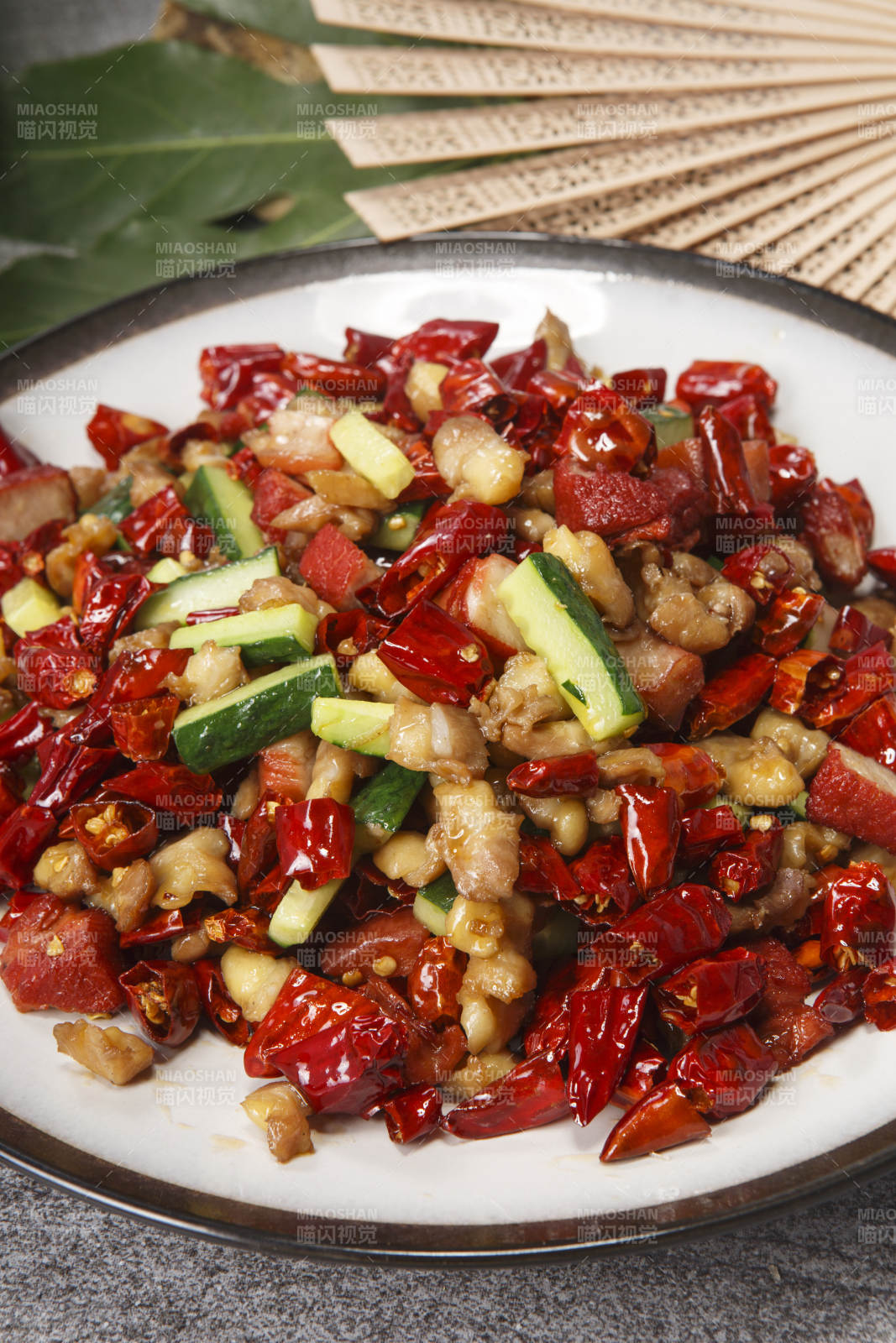 白色圆瓷盘装的辣子兔丁