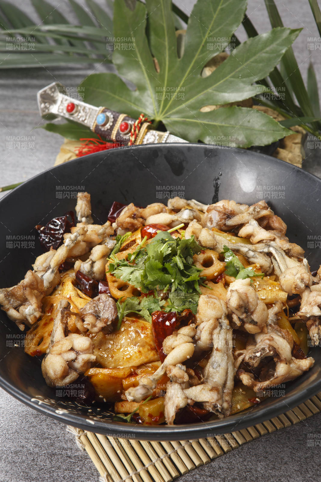 黑色陶盆裝的香鍋牛蛙