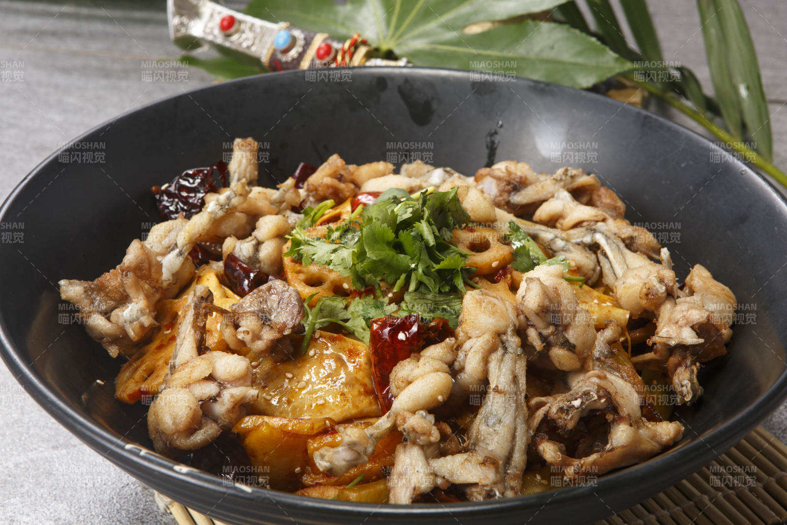 黑色陶盆裝的香鍋牛蛙