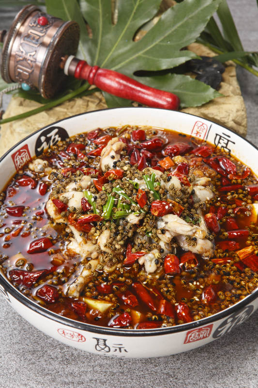 精美瓷盆装的麻辣水煮牛娃