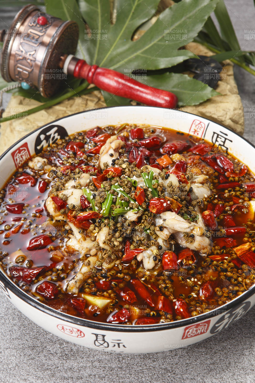 精美瓷盆装的麻辣水煮牛娃
