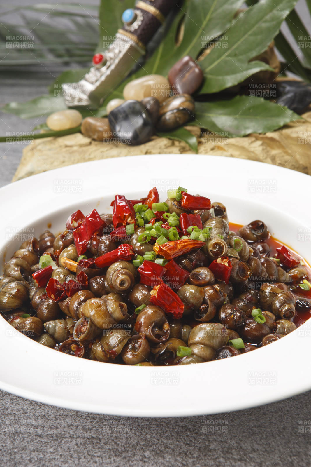 白色瓷盤裝的香辣炒田螺
