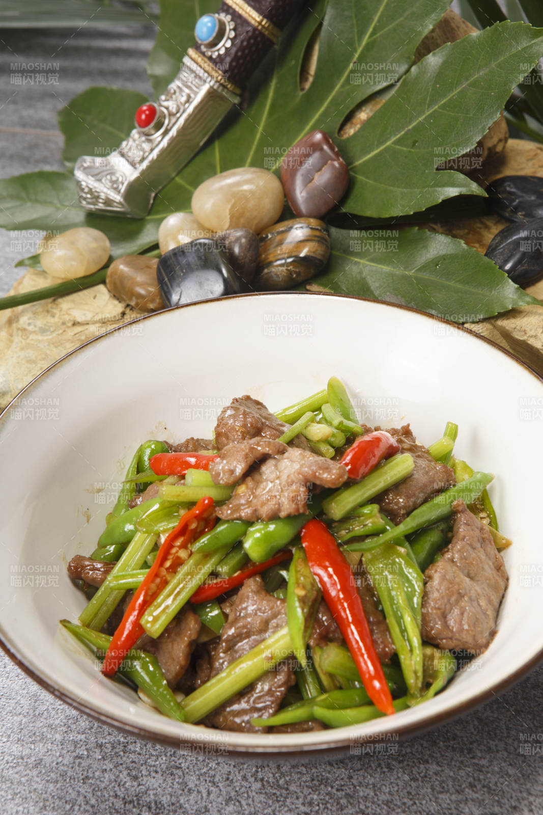 白色瓷盆裝的杭椒小炒肉