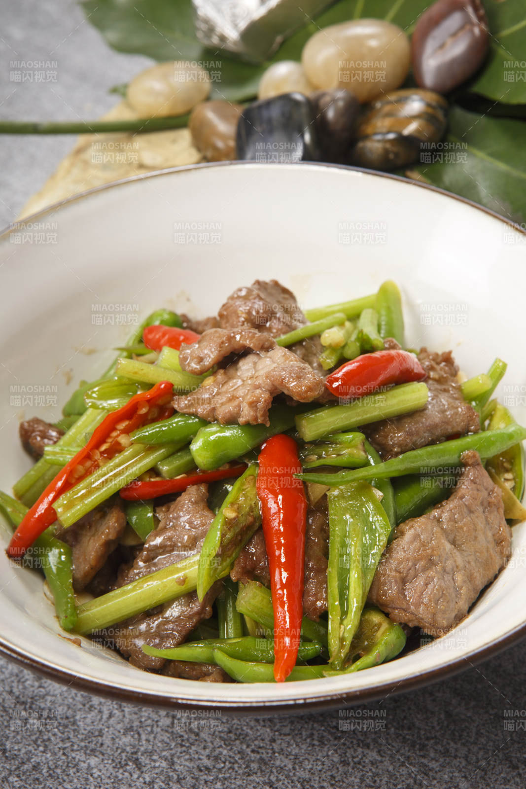 白色瓷盆裝的杭椒小炒肉