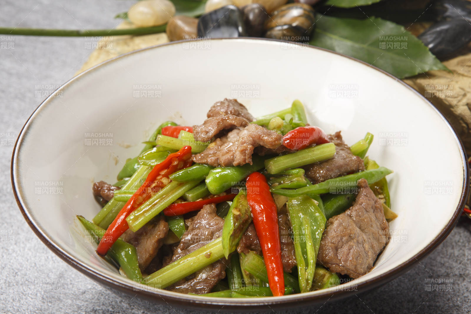 白色瓷盆裝的杭椒小炒肉