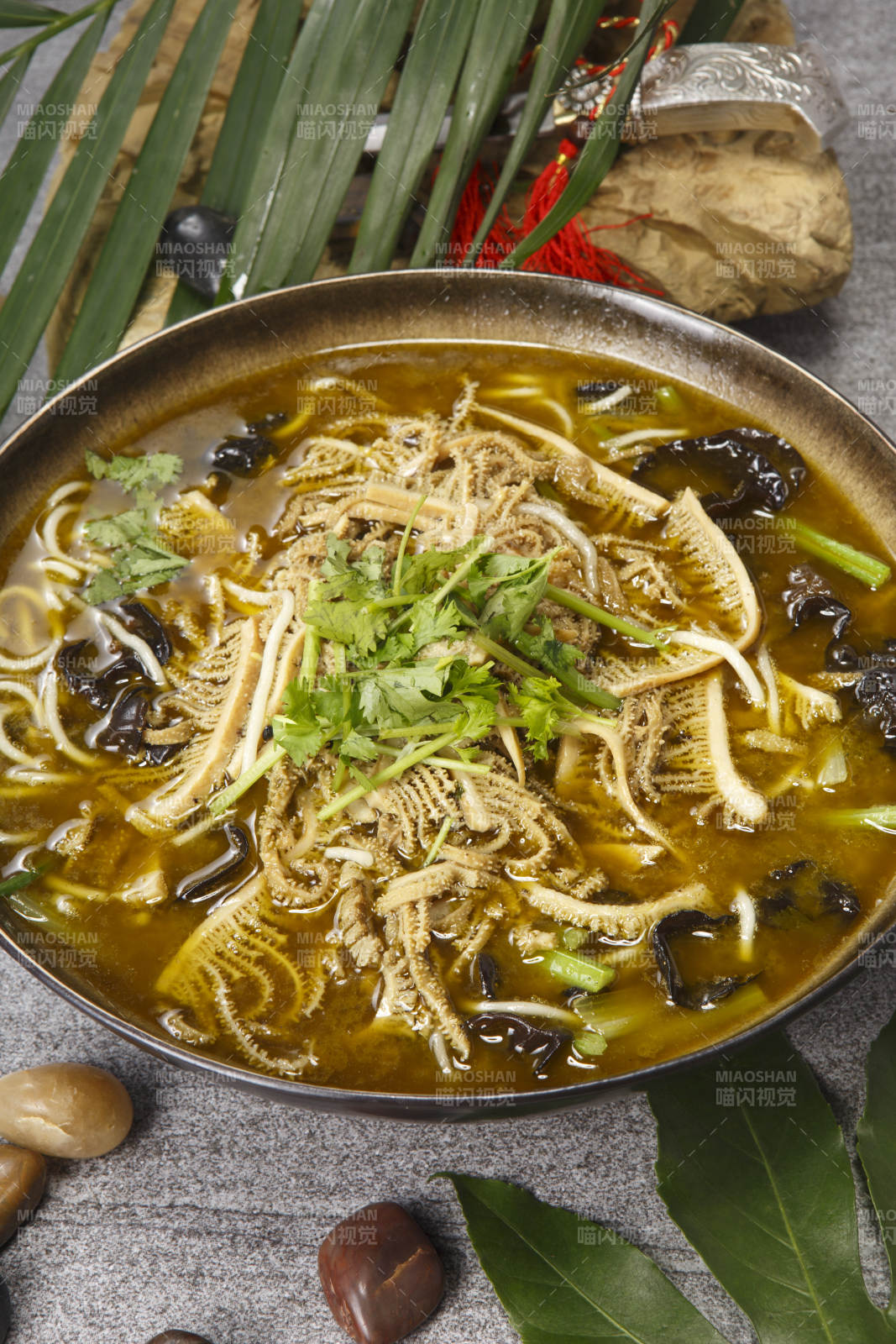 精美餐具裝的酸湯肚絲