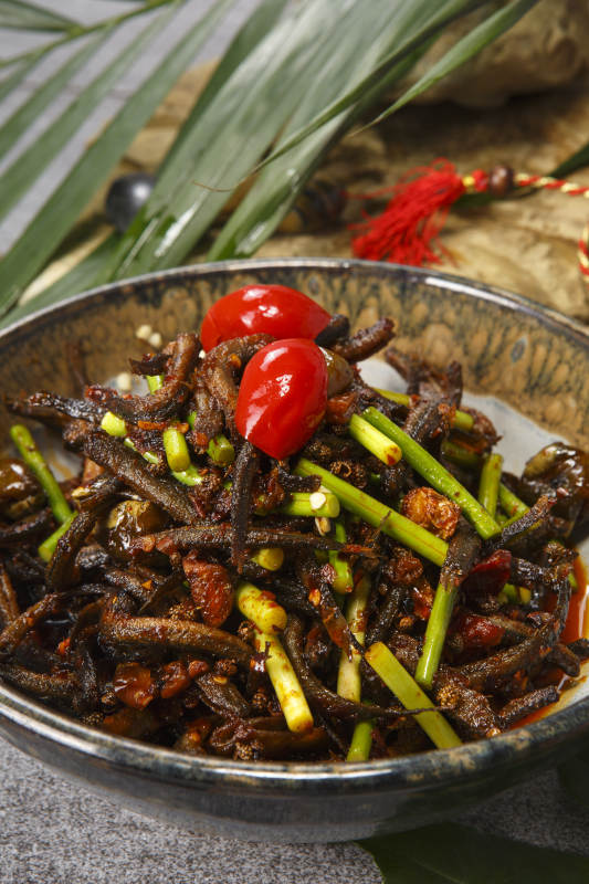 精美餐具装的香锅酱爆鳝鱼丝