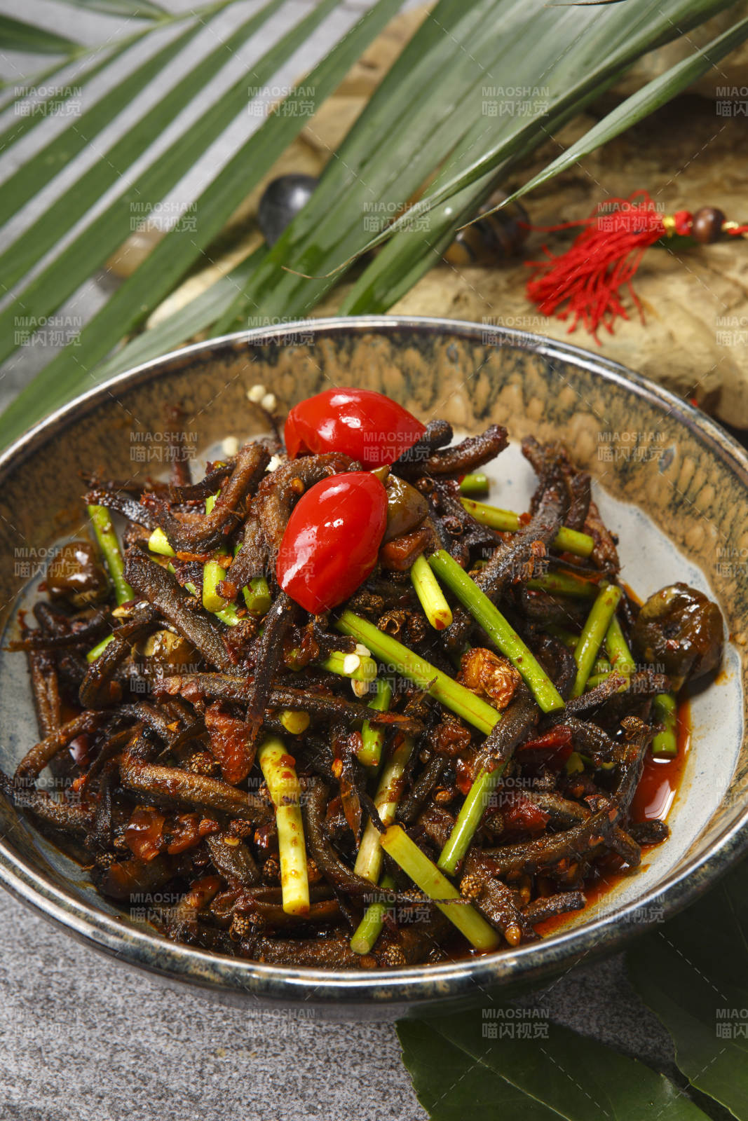 精美餐具装的香锅酱爆鳝鱼丝