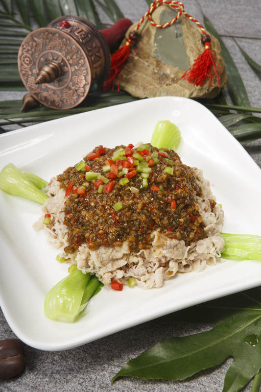 白色瓷盘装的肉沫酸菜盖牛柳