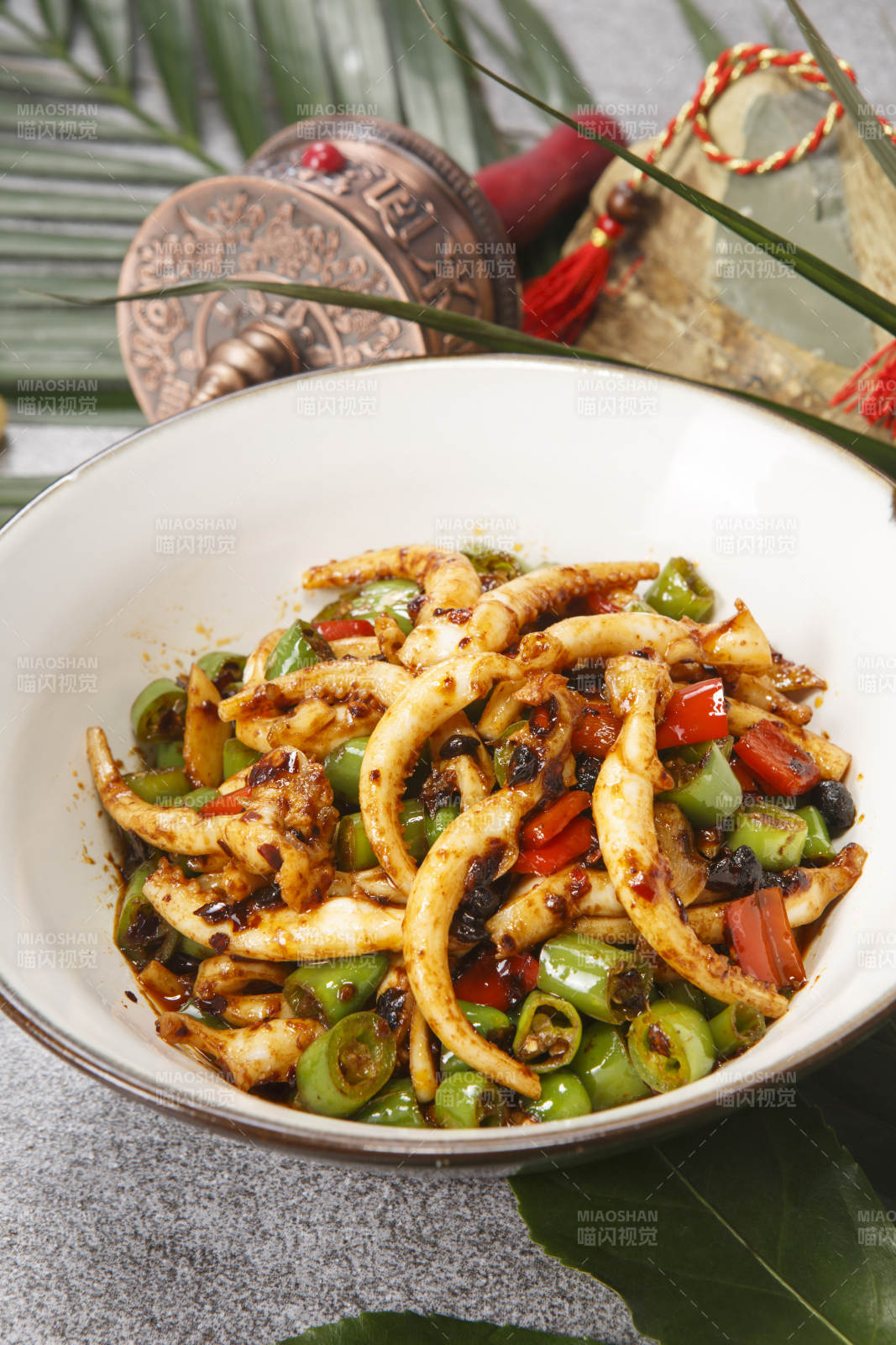 精美餐具装的米椒酱爆鱿鱼须