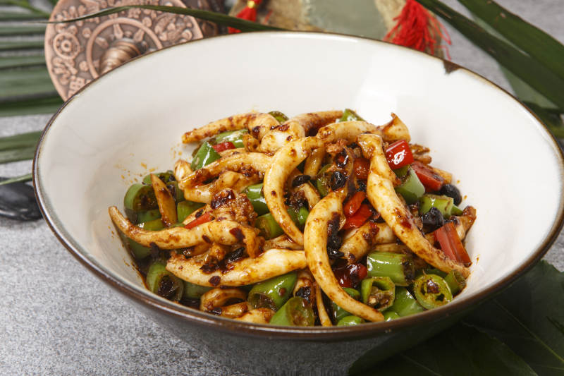 精美餐具装的米椒酱爆鱿鱼须