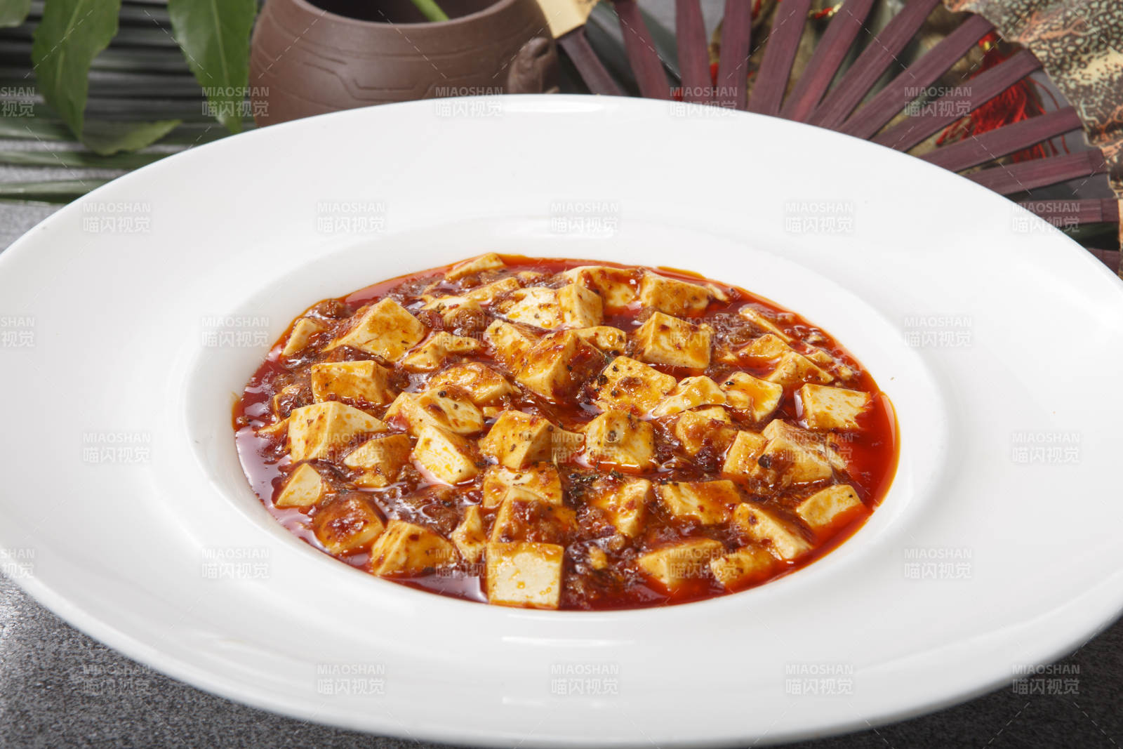 白色圓瓷盤裝的家常麻婆豆腐