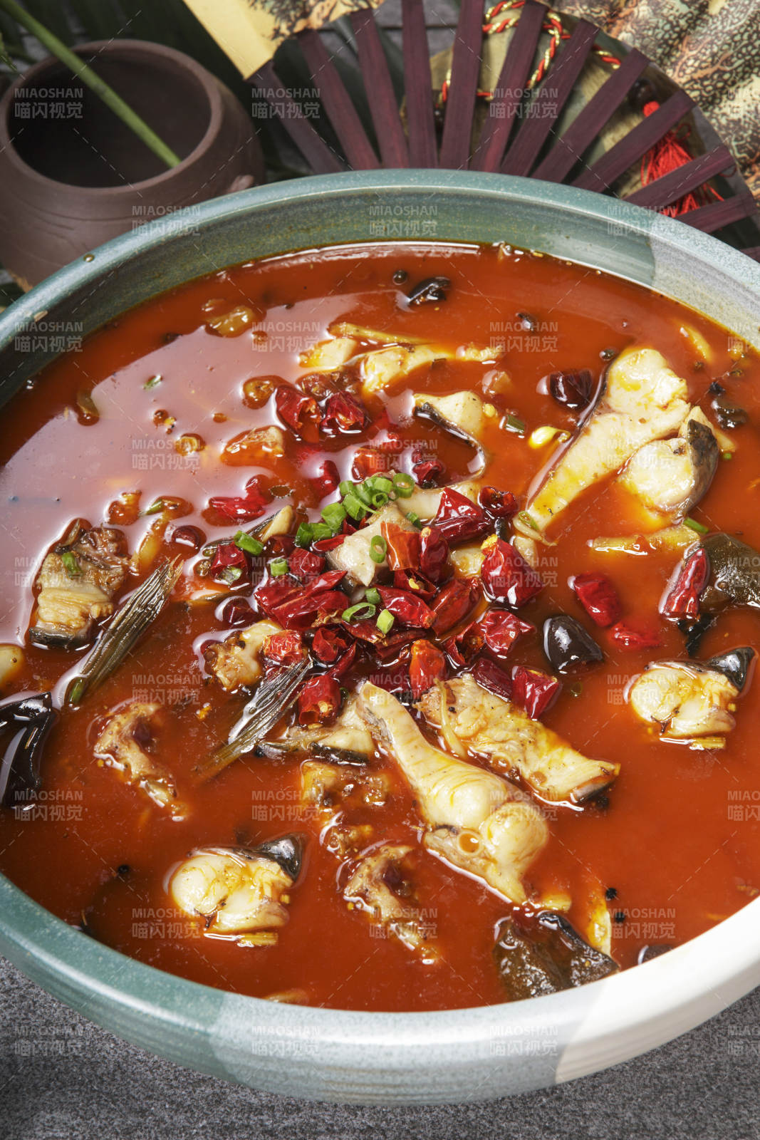 青釉食盆裝的香辣口水魚(yú)