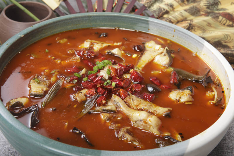 青釉食盆装的香辣口水鱼