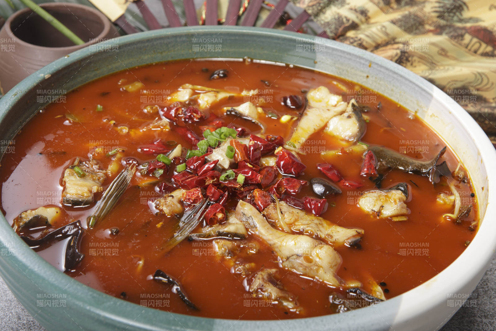 青釉食盆裝的香辣口水魚