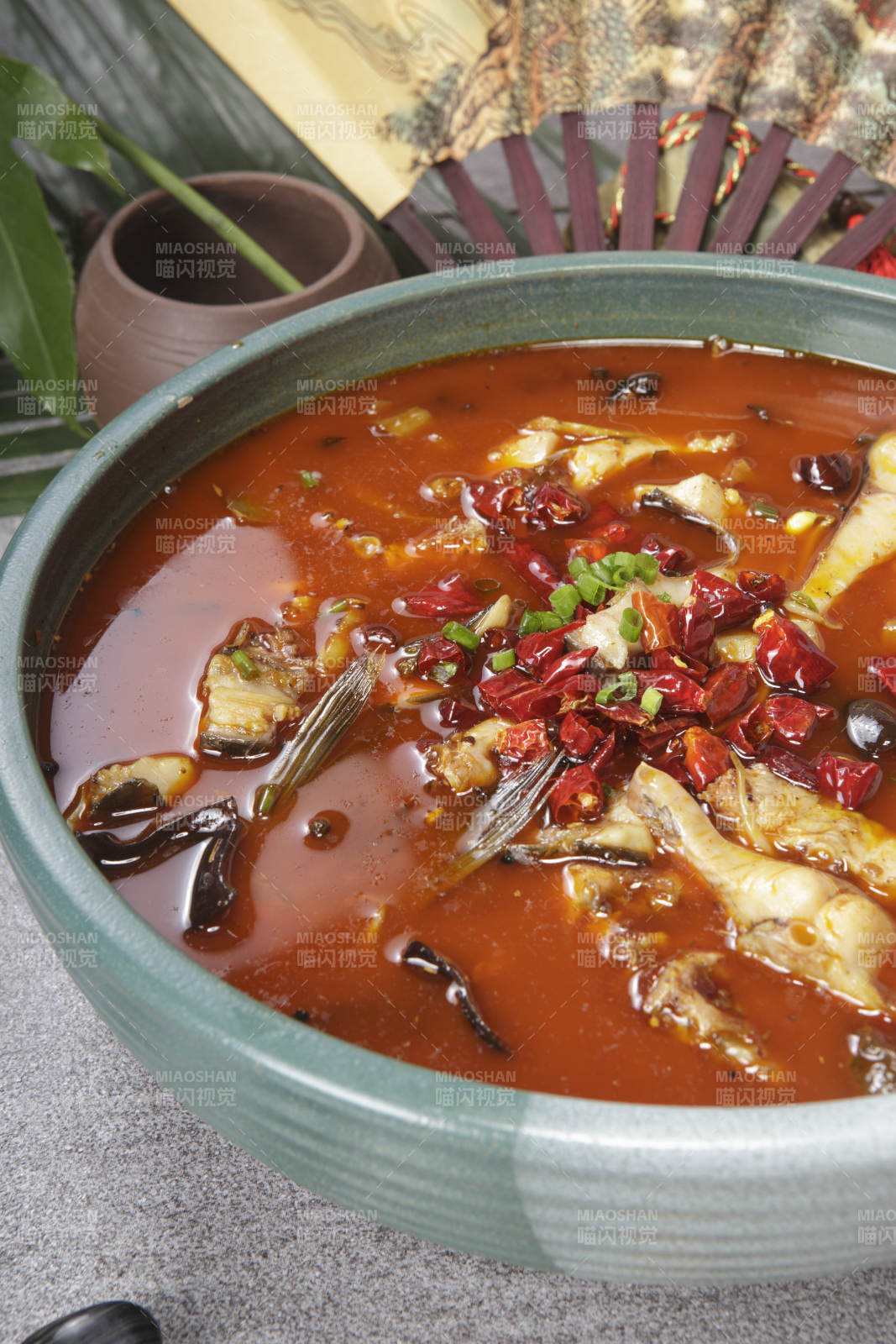 青釉食盆裝的香辣口水魚