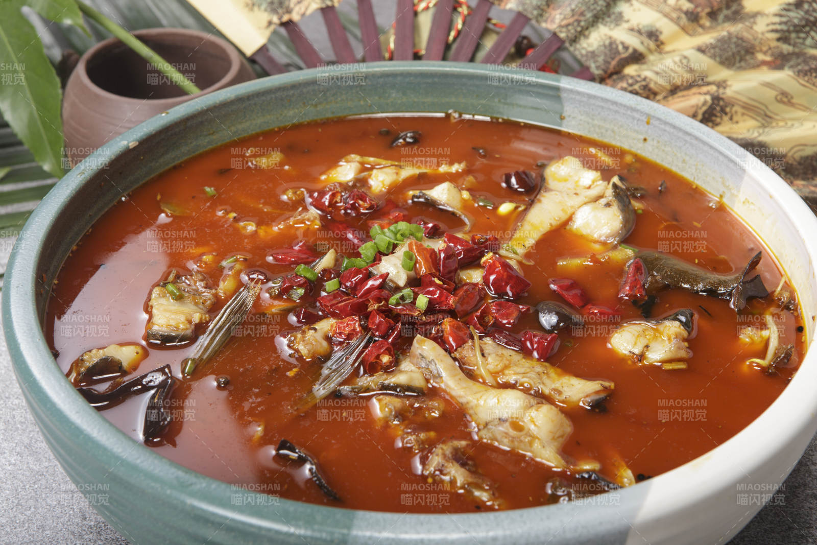 青釉食盆裝的香辣口水魚