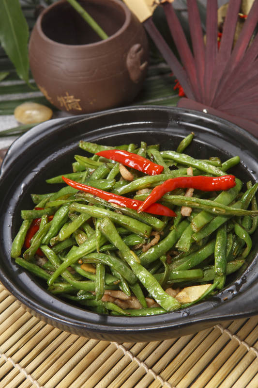 黑色砂锅装的米椒肉丝煲豇豆丝