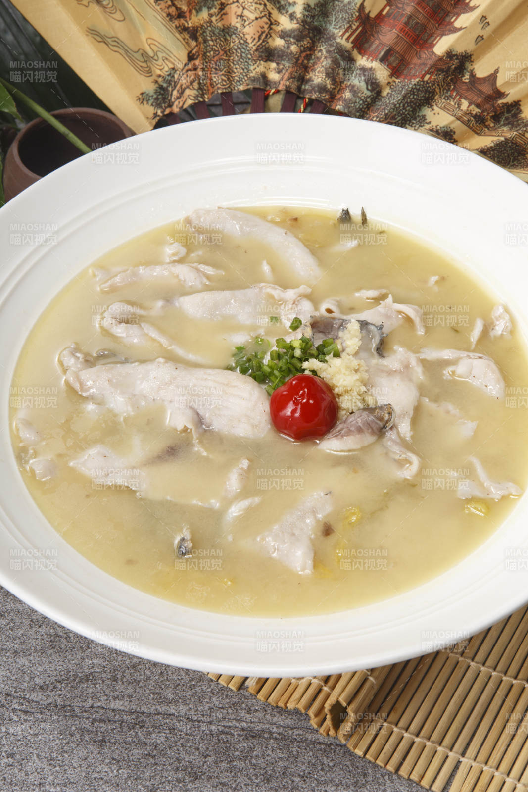 白色瓷盘装的酸汤鱼片