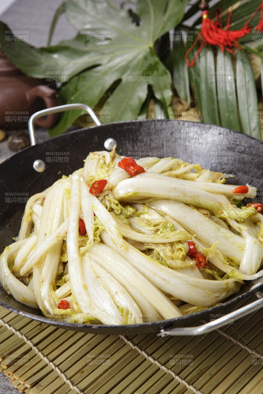 黑色铁锅装的米椒白菜