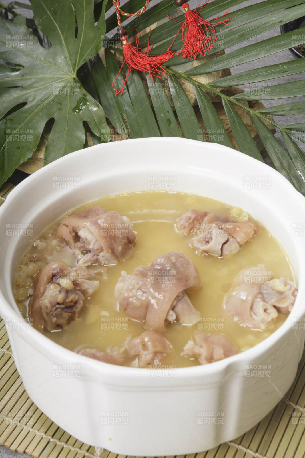 白瓷盆裝的黃豆燜豬手豬蹄