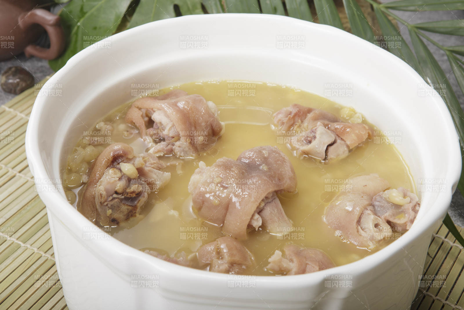 白瓷盆裝的黃豆?fàn)F豬手豬蹄