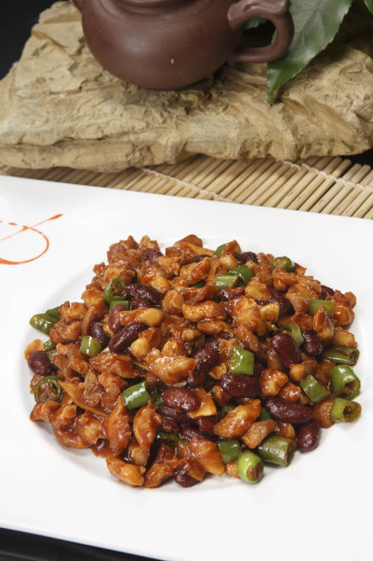 白瓷盘装的红豆鸡脆骨