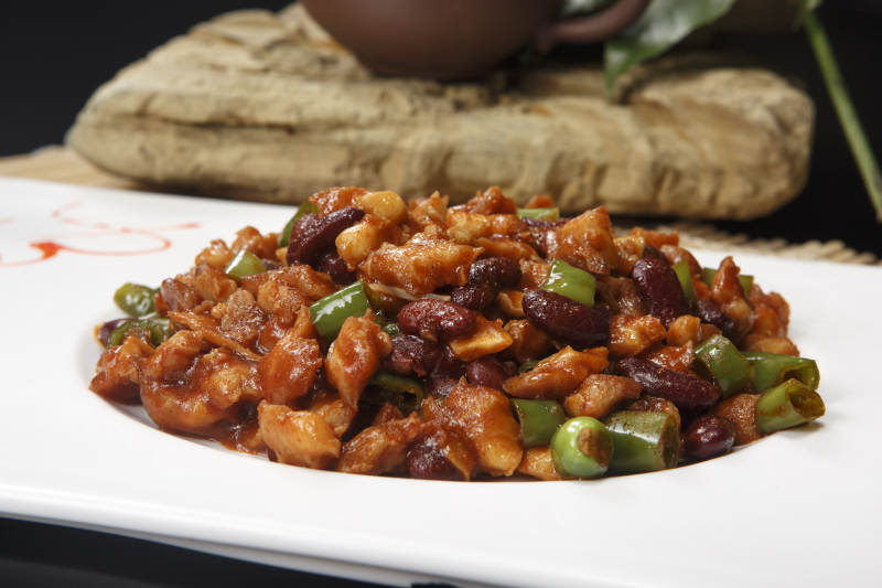 白瓷盘装的红豆鸡脆骨