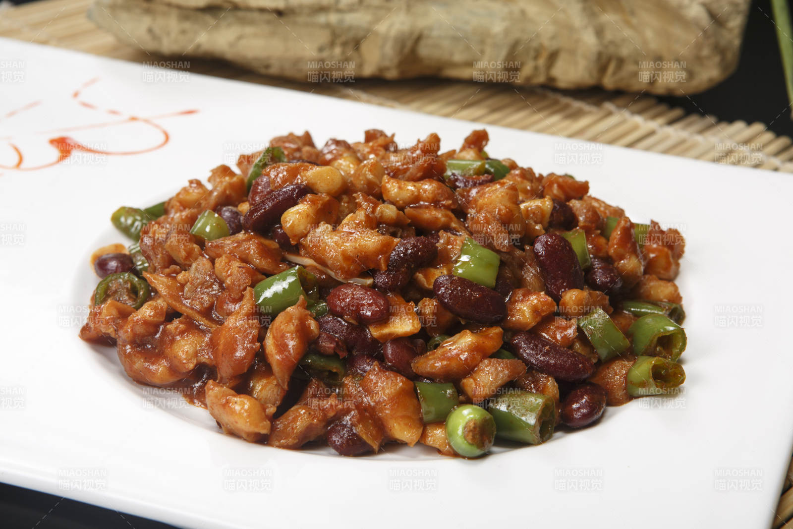 白瓷盘装的红豆鸡脆骨