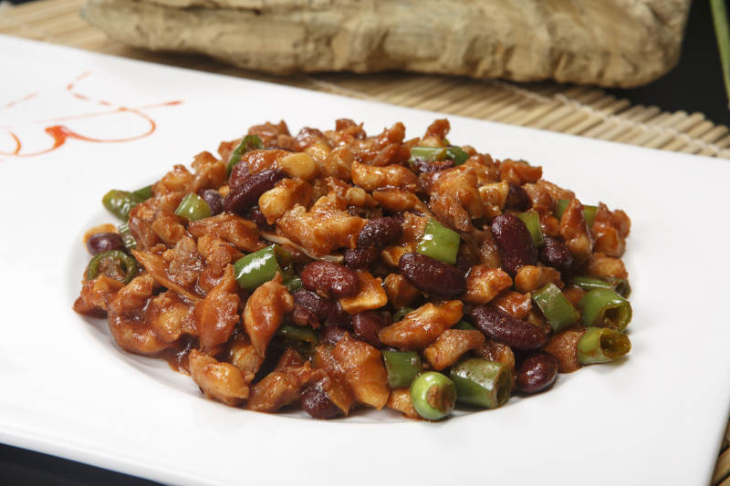 白瓷盘装的红豆鸡脆骨