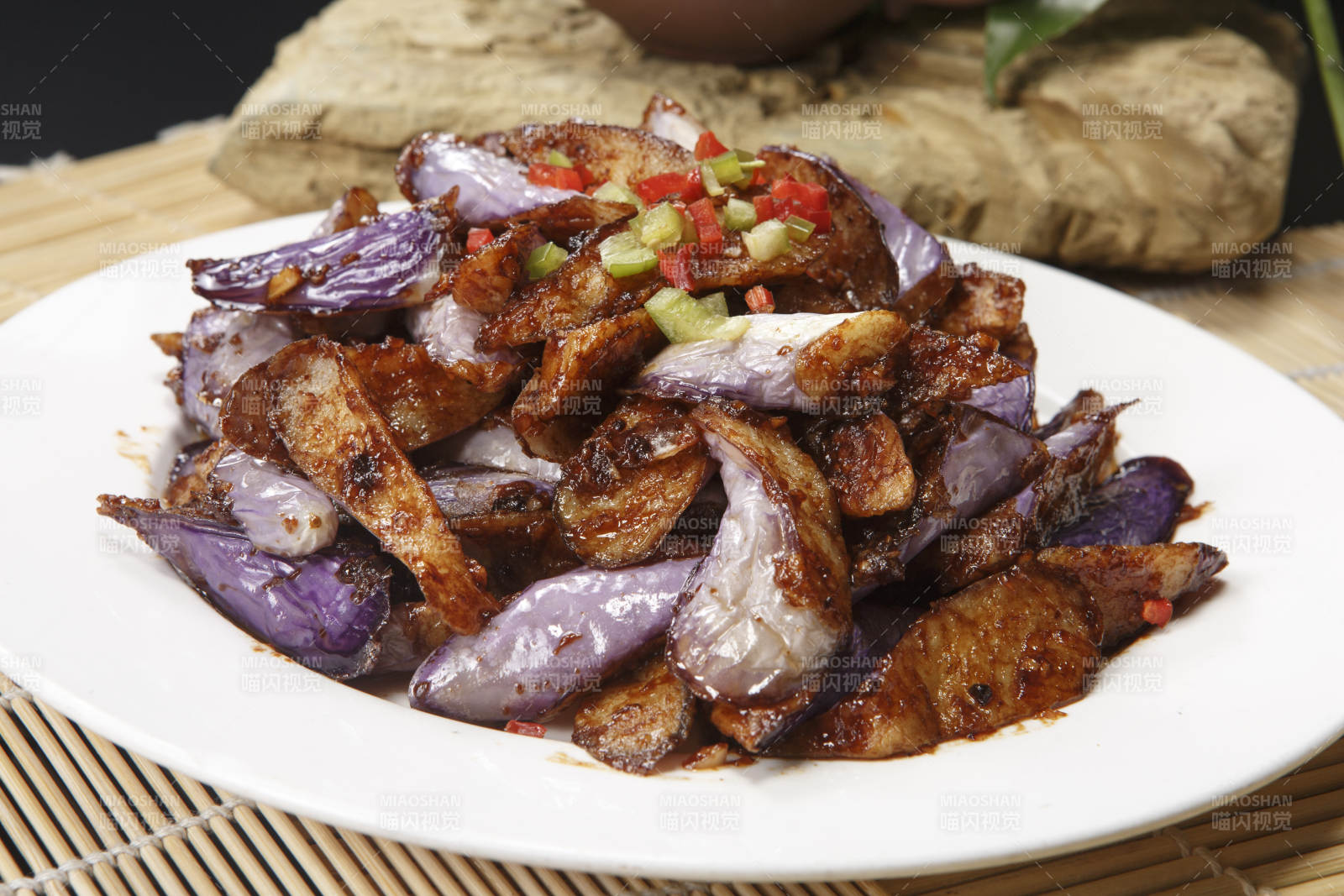 白色瓷盘装的肉末酱茄子