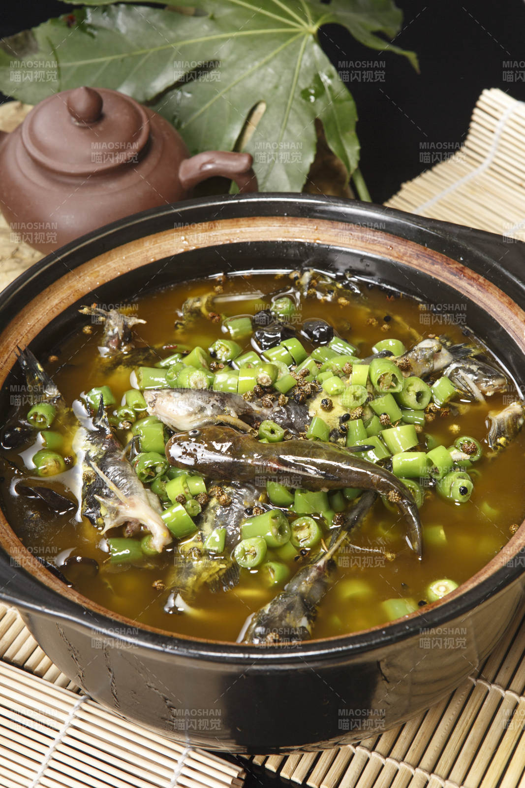 藤椒麻辣砂锅煲嘎鱼