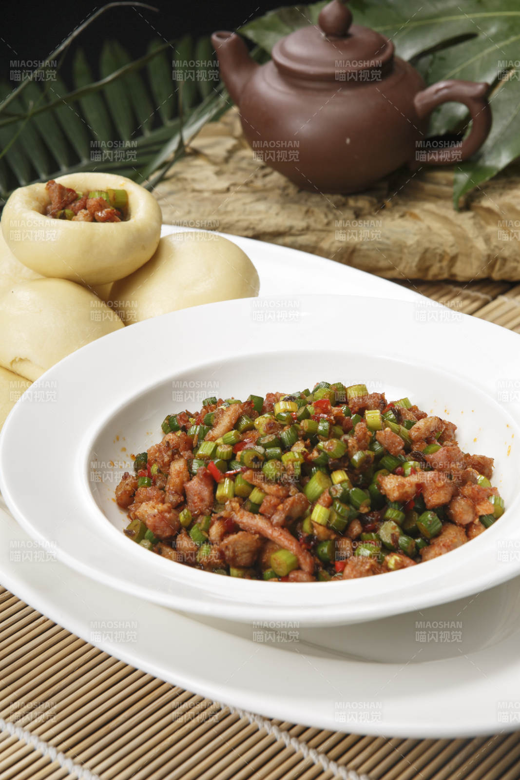 瓷盤裝的窩頭渣渣鴨