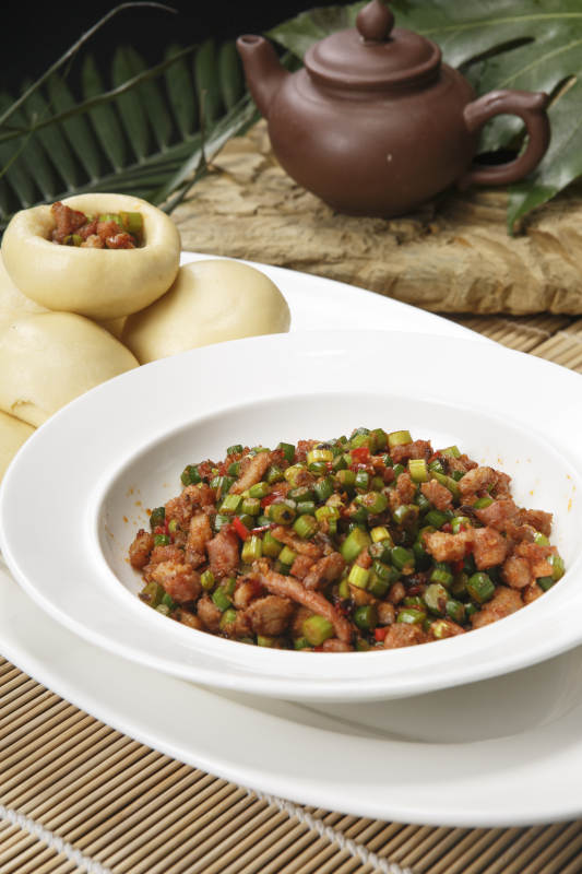 瓷盤裝的窩頭渣渣鴨